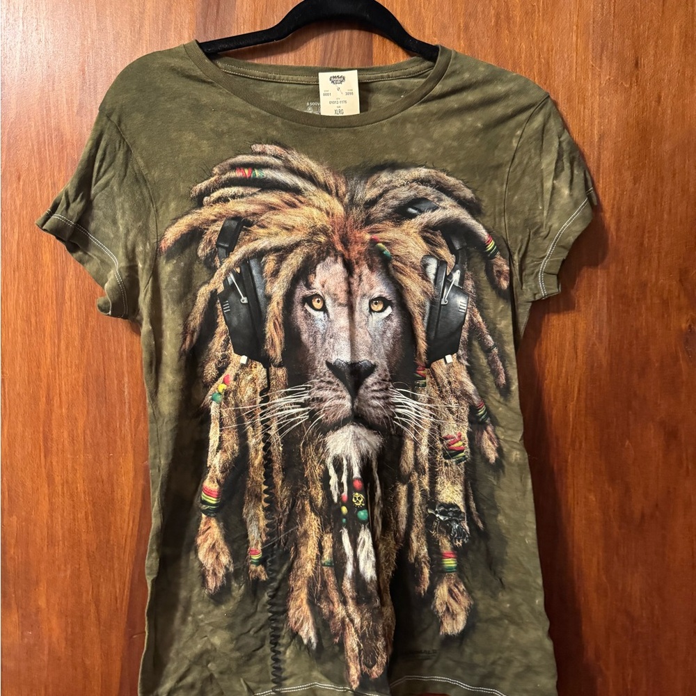 Women’s Lion Graphic Shirt - Size XL - Picture 2 of 4